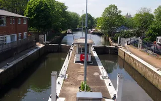 photo of the thames lock in brentford