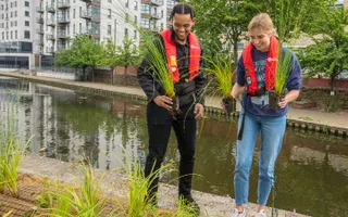 Young volunteers along the Nottingham & Beeston Canal