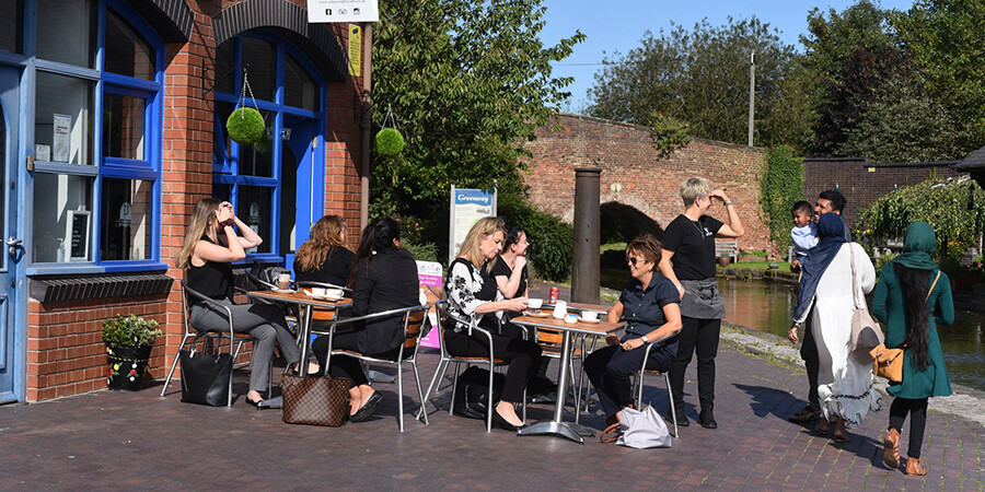 Eating and drinking in Coventry Canal Basin
