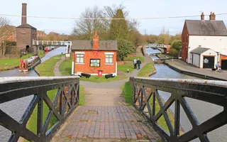 Walk along the Coventry Canal